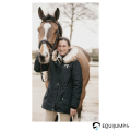 Parka PENELOPE "Mega Lyon" Noir, photo en extérieur avec un cheval 1