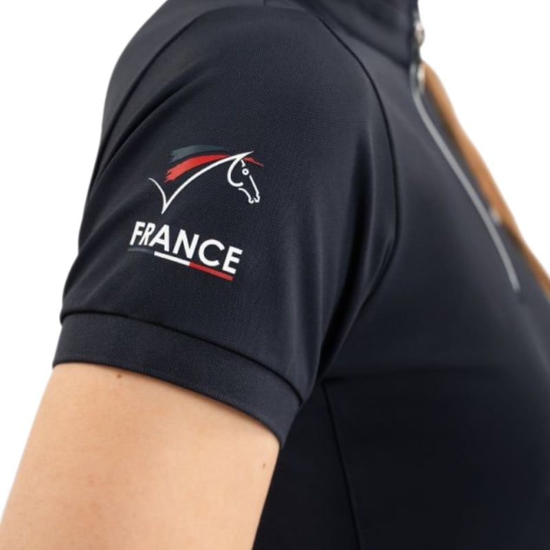 Vue de face du polo manches courtes femme HARCOUR avec fermeture éclair argentée double sens et logo 1