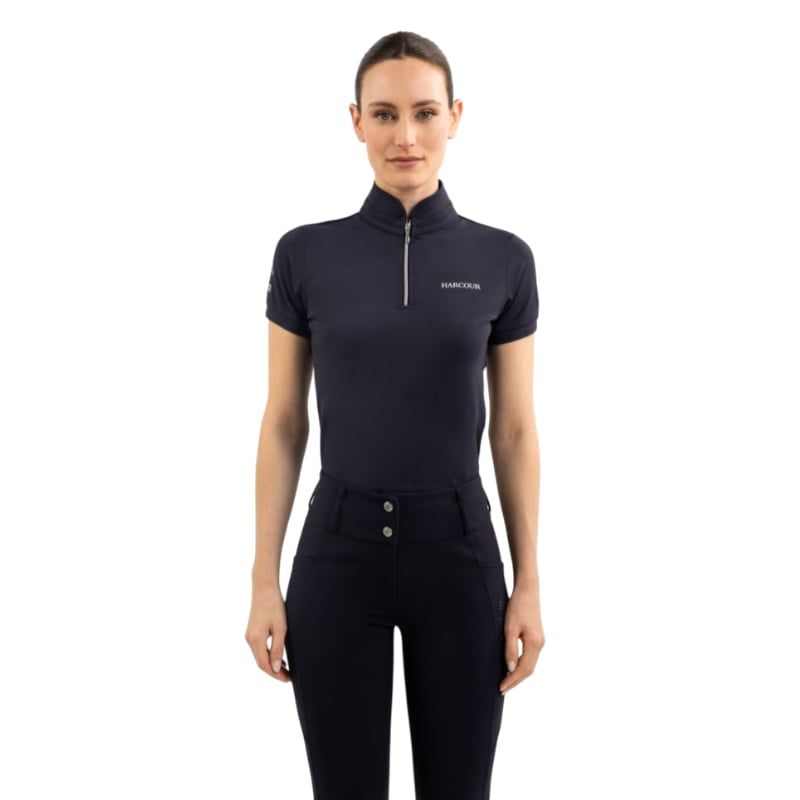 Mannequin portant le polo manches courtes femme HARCOUR lors d'un entraînement équestre, montrant la 2