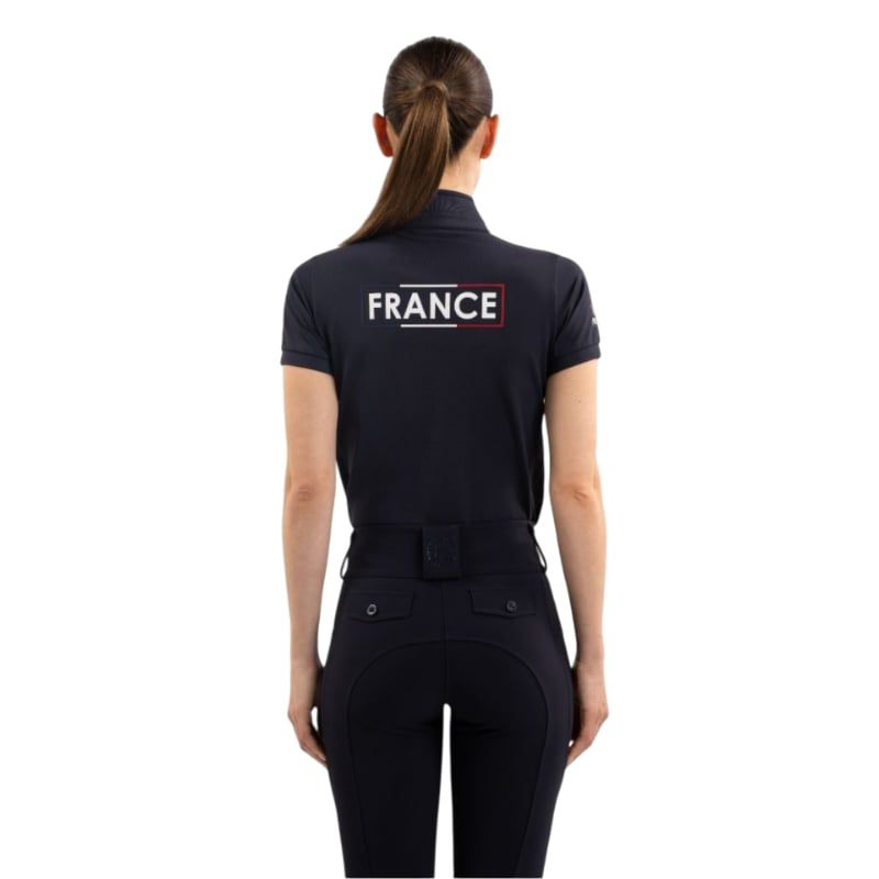 Cavalière portant le polo HARCOUR avec fermeture éclair argentée, drapeau français et logos FFE visi 3