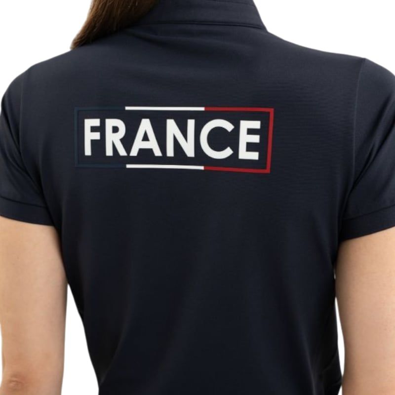 Gros plan sur la manche gauche montrant le détail du drapeau français sur le polo HARCOUR. 4