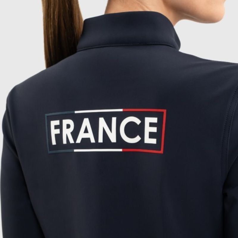 Gros plan du bras droit avec le logo FFE (Fédération Française d'Équitation) sur la veste Felicie Ha 5