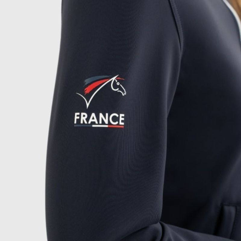 Gros plan sur la poche avant zippée aux couleurs de la France de la veste d'équitation Harcour Felic 7